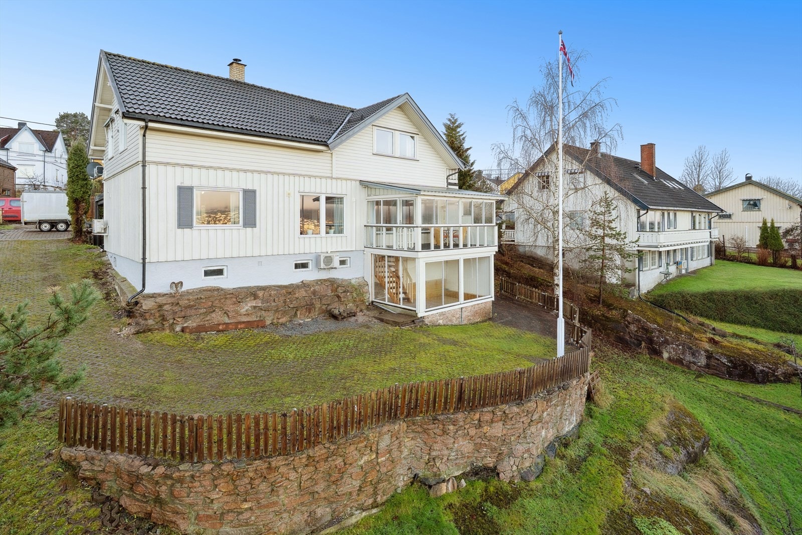 Eiendommen er på ca. 1 150 kvm og er flott opparbeidet med en stor hage som er beplantet med frukttrær og andre vekster. Galleribilde