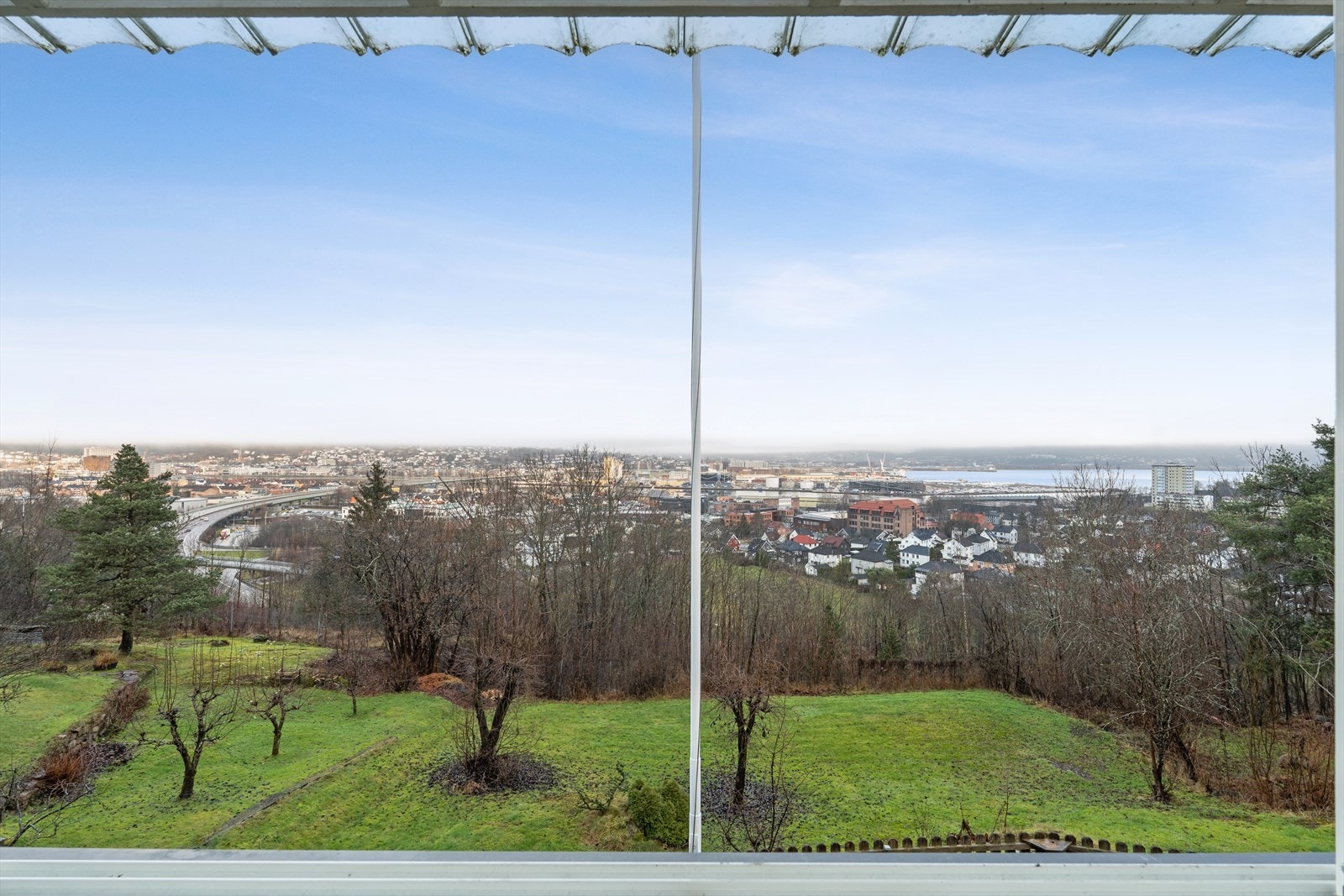 Også fra vinterstuen kan man nyte den flotte utsikten over byen og hagen. Hagen er pent beplantet med frukttrær og andre vekster. Et kjekt uteområde hvor både store og små vil trives. Galleribilde