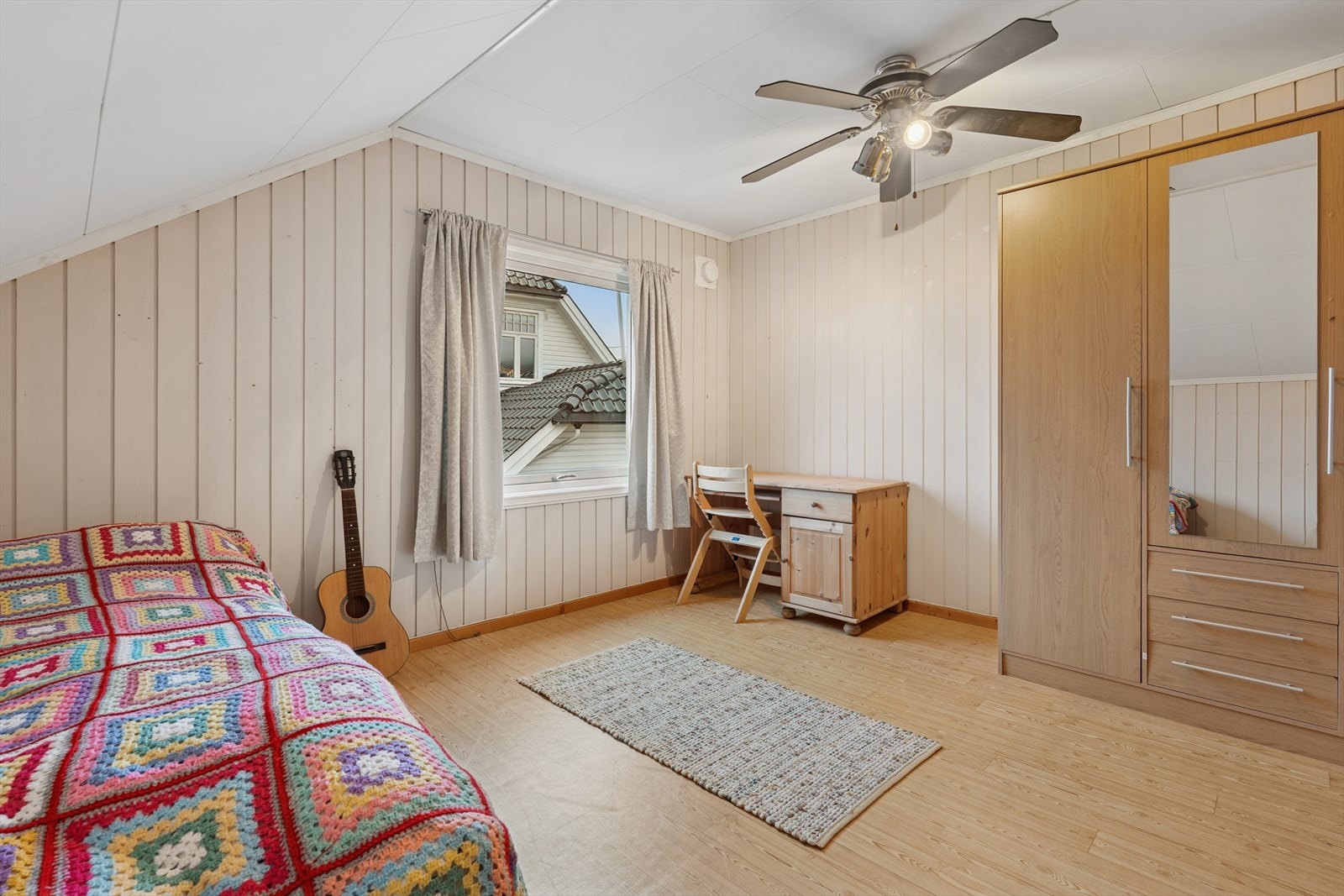 Soverom 2 er romslig og utstyrt med garderobe. Galleribilde