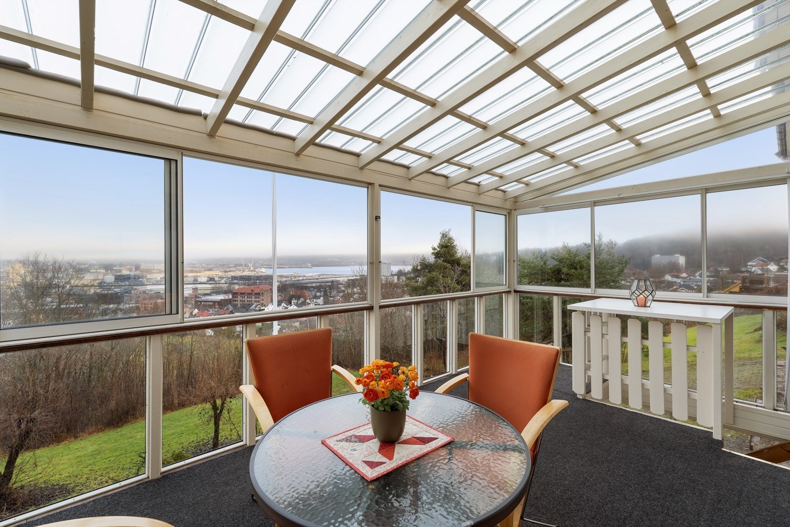 Også her har man nydelig utsikt. Fra vinterhagen har man trapp ned til vinterhage i kjelleren. Galleribilde