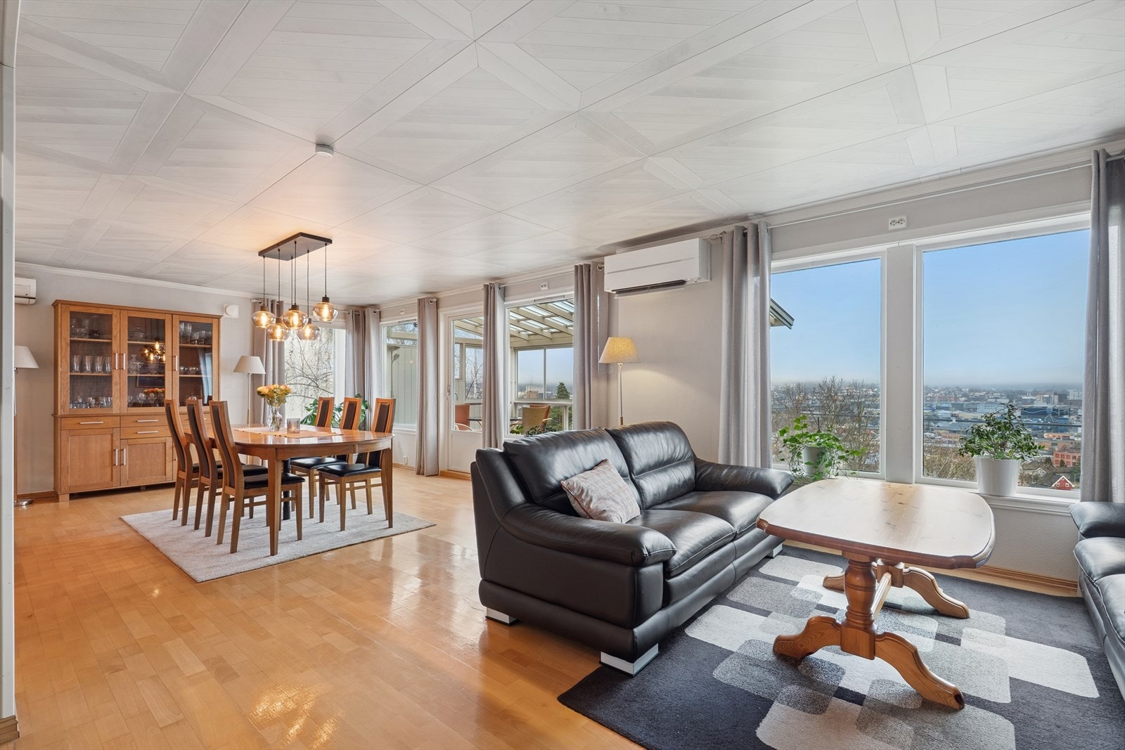 Stuen er lys og innbydende med store vindusflater som sørger for rikelig med naturlig lys. Galleribilde