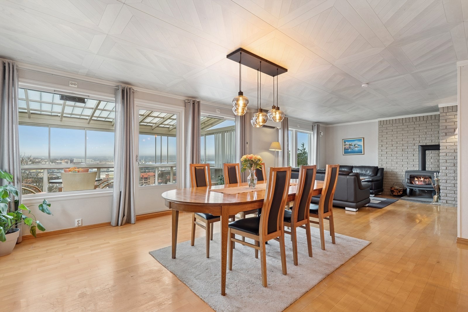 Her har man god plass til å møblere i flere soner med både sofagruppe og spisebord. Galleribilde