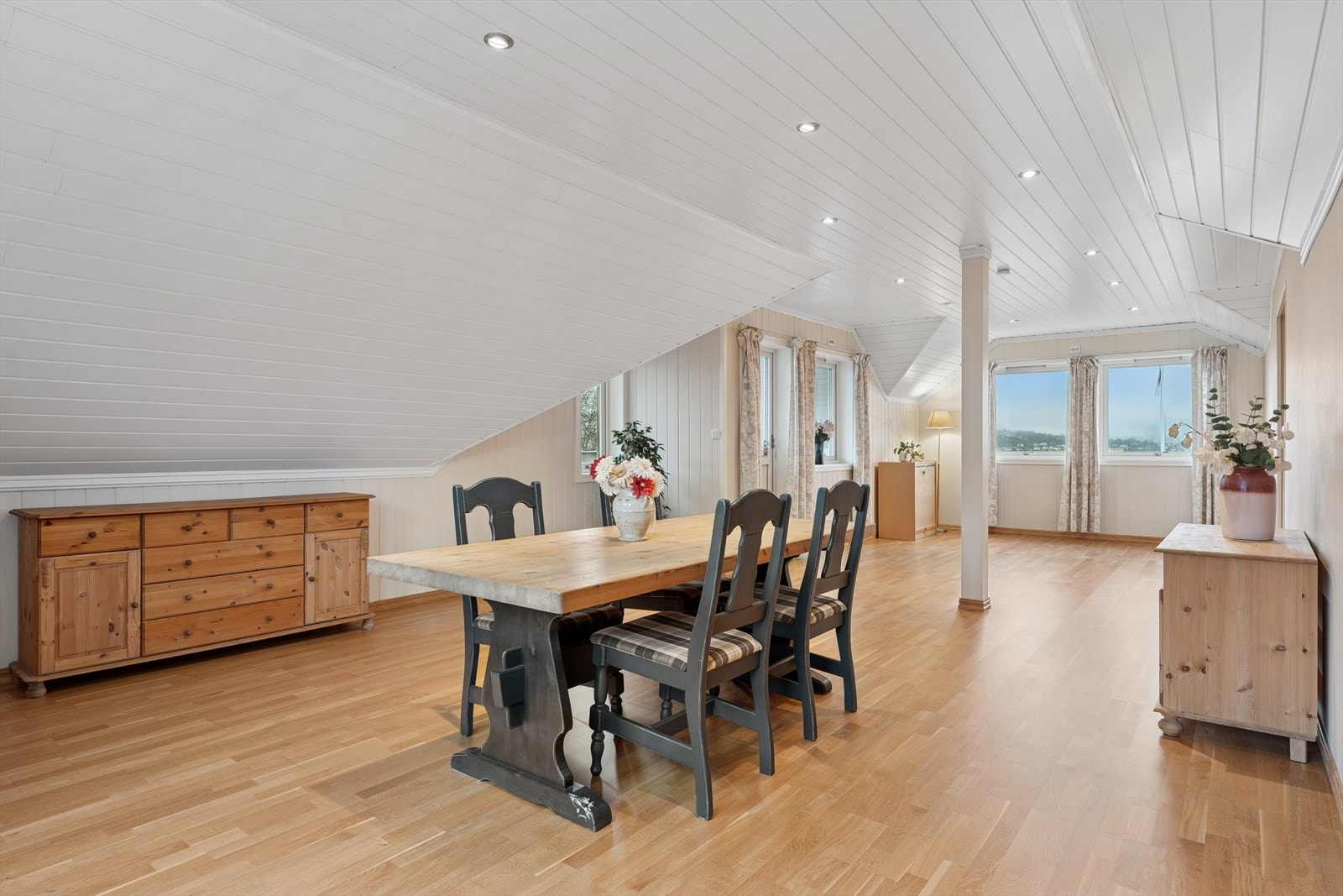 I 2. etasje har man også en stor stue med utgang til egen balkong. Et stort ekstra oppholdsrom som passer ypperlig som tv-stue, lekerom, kontor eller bare et sted hvor man kan trekke seg tilbake. Galleribilde