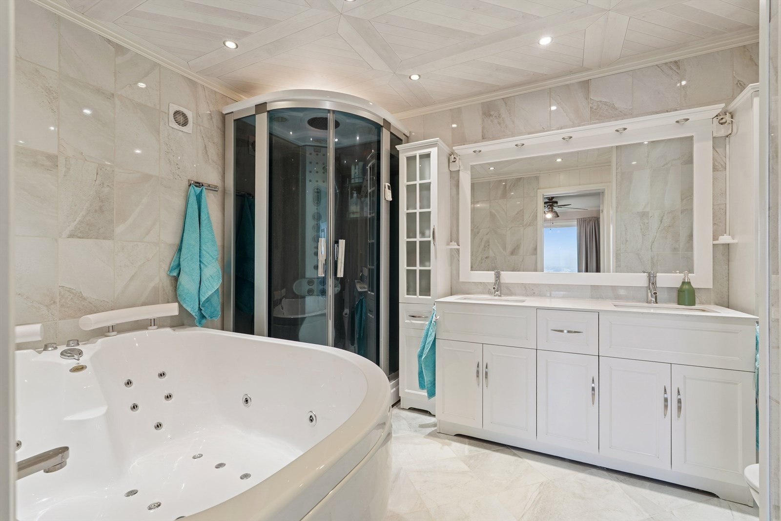 Baderommet ble pusset opp i 2013 og er tidløst innredet med lyse, melerte fliser på gulv og vegger. Galleribilde