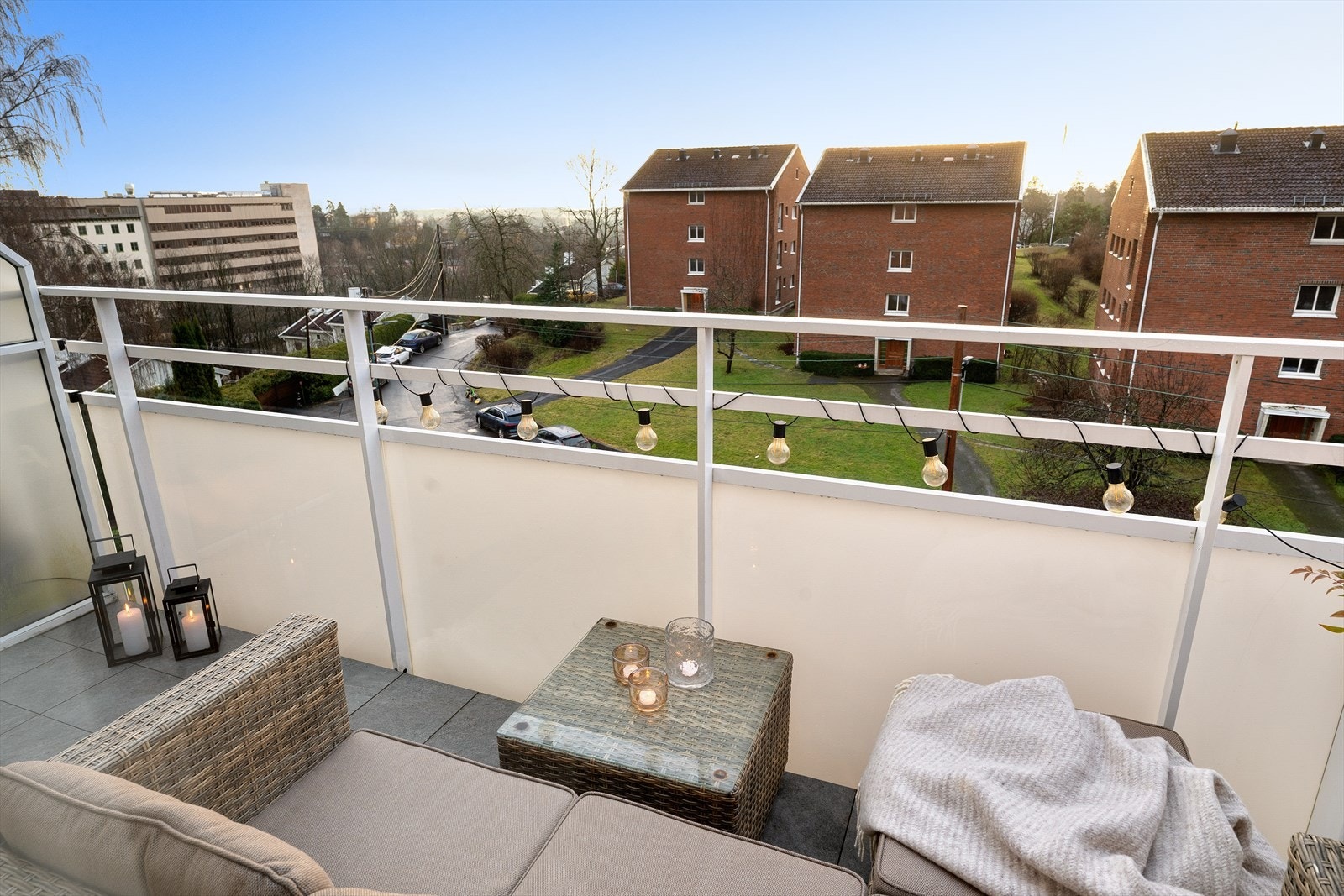 Fra stuen er det utgang til balkong med gode solforhold Galleribilde