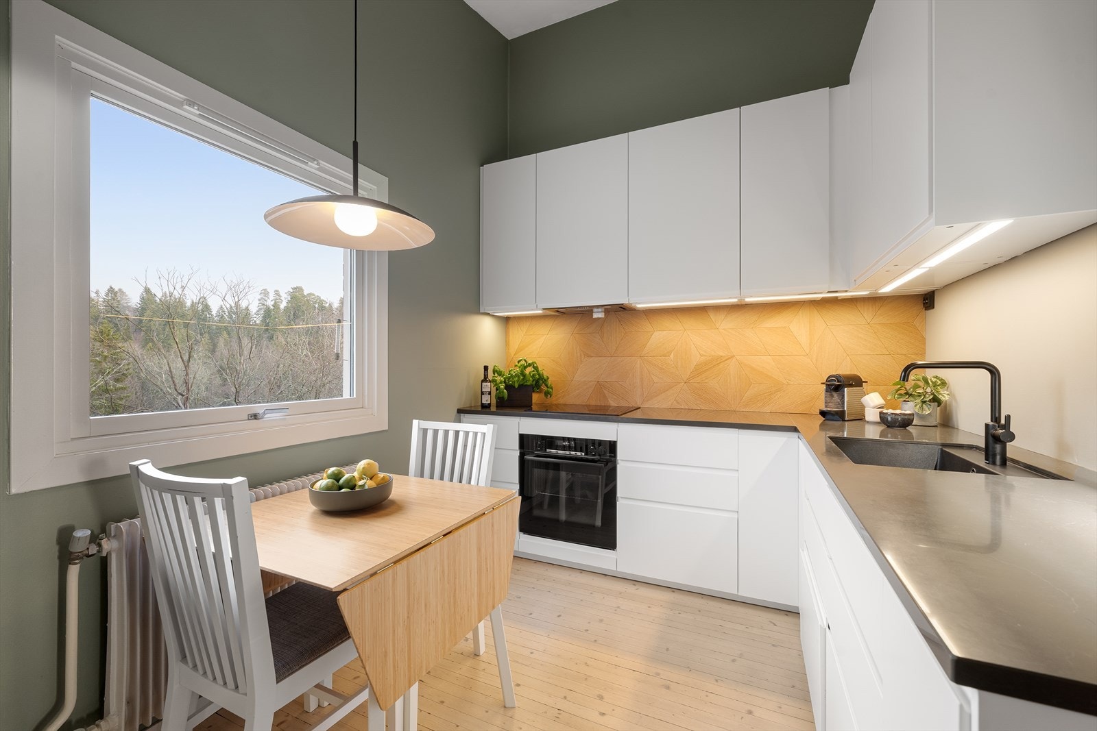 Leiligheten har har en moderne kjøkkeninnredning fra IKEA (2020) Galleribilde