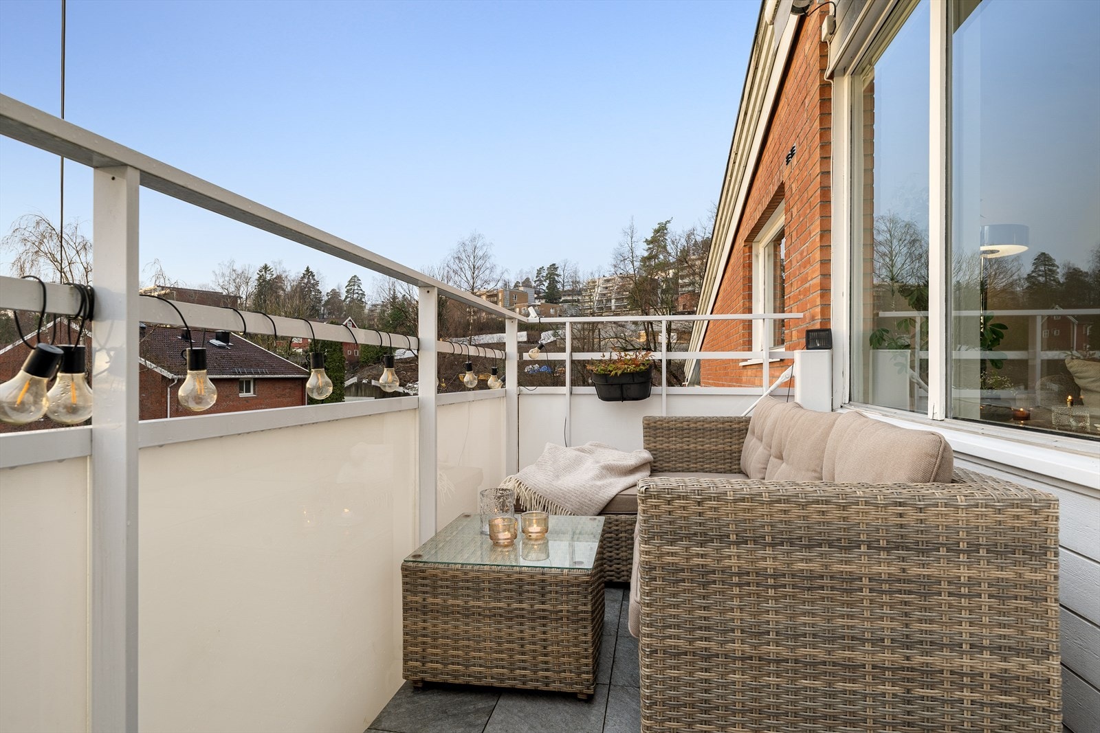 Balkongen er 7 kvm og har plass til utendørs sittegruppe Galleribilde