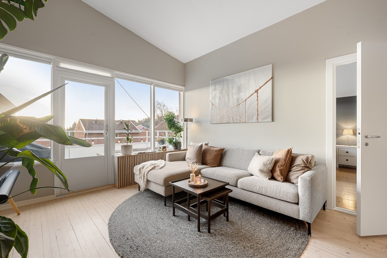 Stuen er romslig og lys med svært god takhøyde som gir en luftig romfølelse Galleribilde