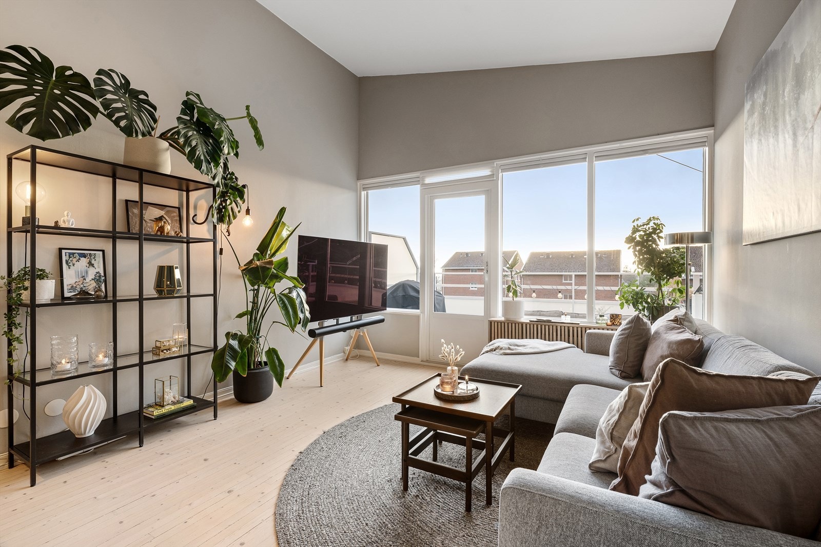 Store vindusflater sørger for rikelig med naturlig lys og fin utsikt Galleribilde