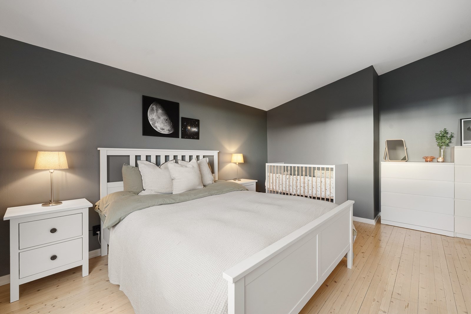 Rolig beliggenhet og gode lysforhold gjør rommet velegnet som hovedsoverom Galleribilde