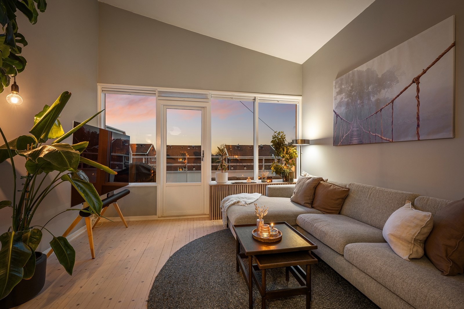 Luftig stue med store vindusflater og utgang til balkong Galleribilde