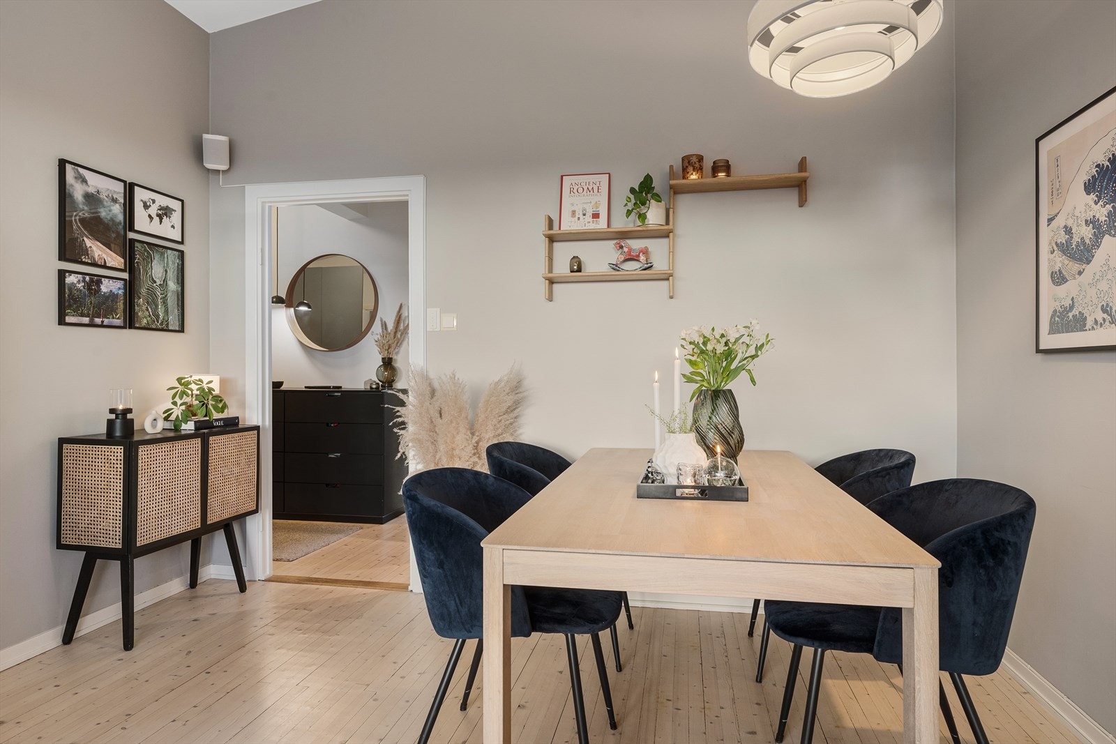 I spisestuen er det god plass til hyggelige sammenkomster Galleribilde