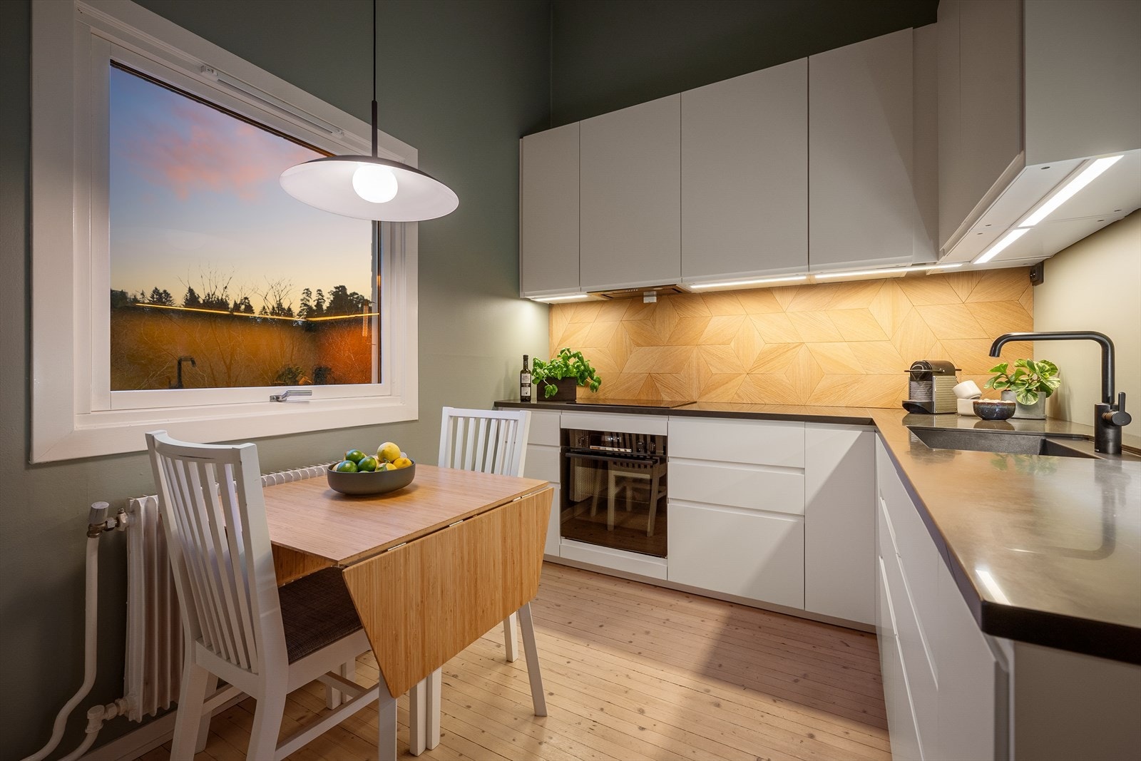 Det er god plass til liten spisegruppe på kjøkkenet Galleribilde