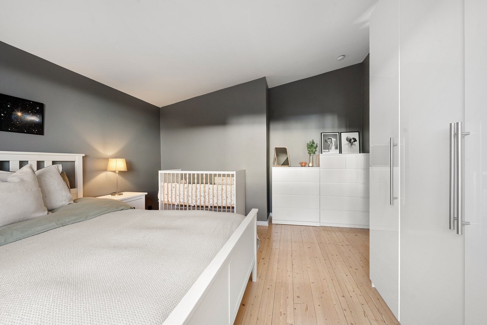 Rommet har god størrelse og fleksible møbleringsmuligheter Galleribilde