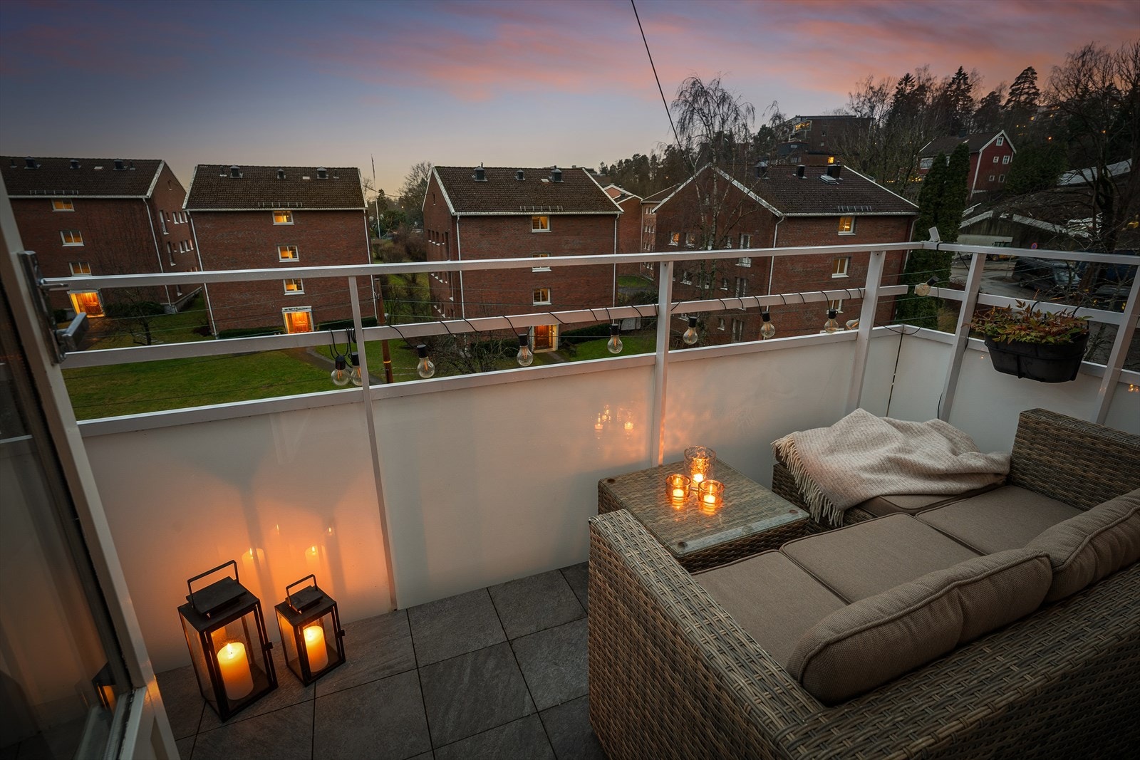 Her kan du nyte midtsommers sol på balkongen fra morgen til kveld Galleribilde