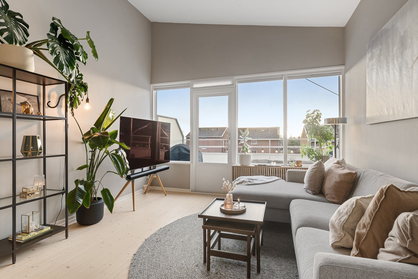 Stuen er innredet i behagelige og moderne farger Galleribilde