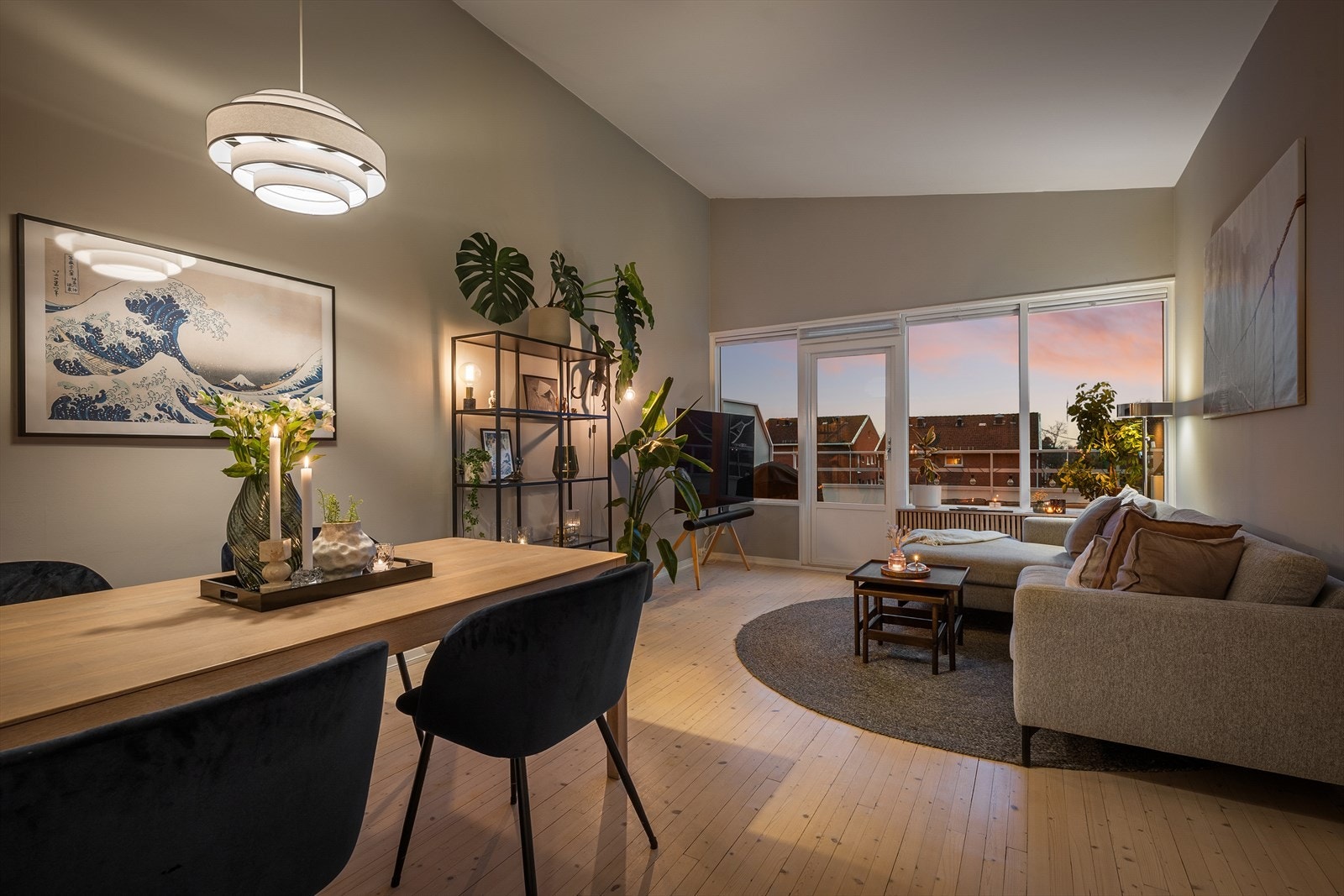 Gjennomgående og lys 3-roms leilighet med imponerende takhøyde, flott utsikt og solrik balkong Galleribilde