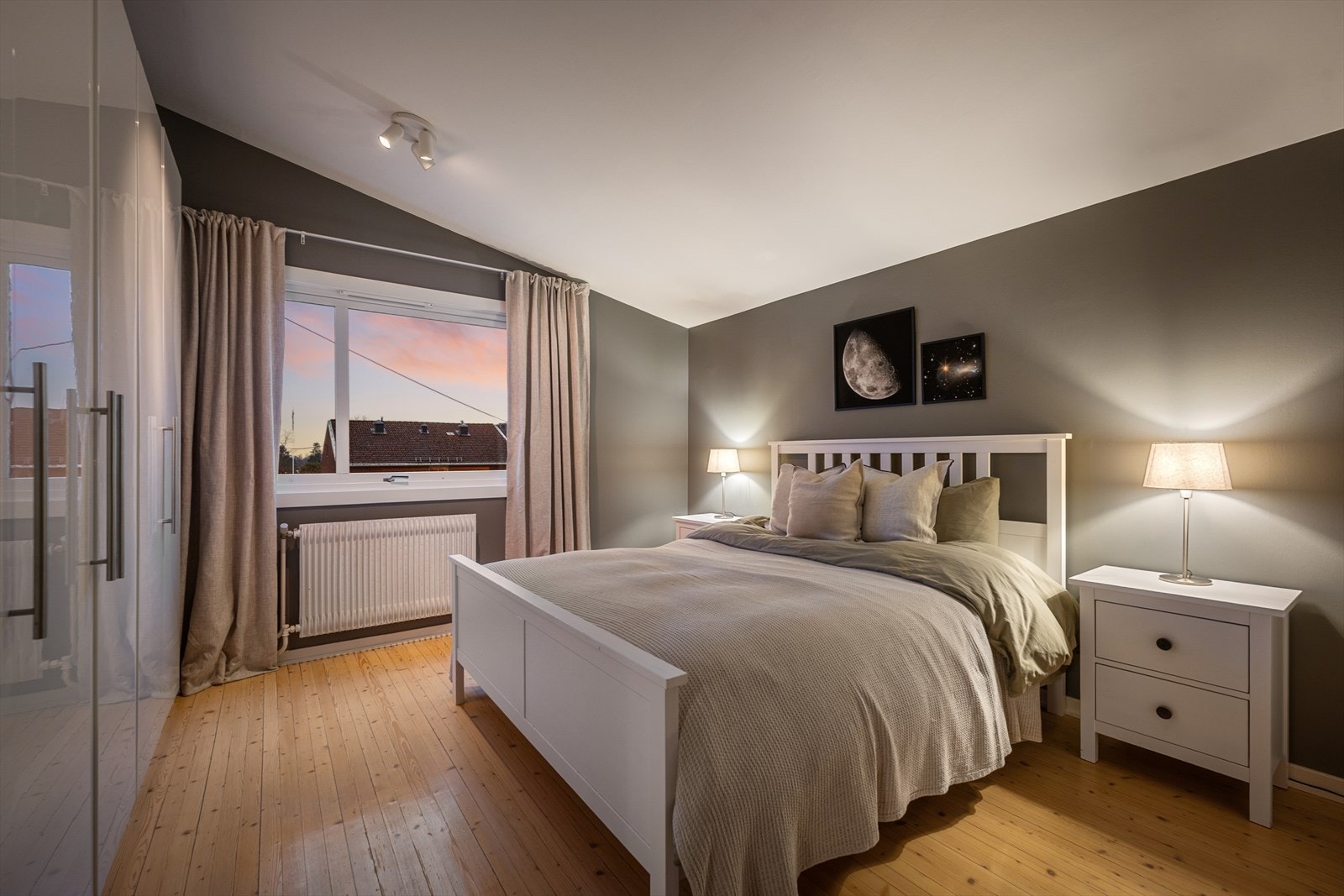 Hovedsoverom av god størrelse med plass til dobbeltseng, nattbord og garderobeløsning Galleribilde