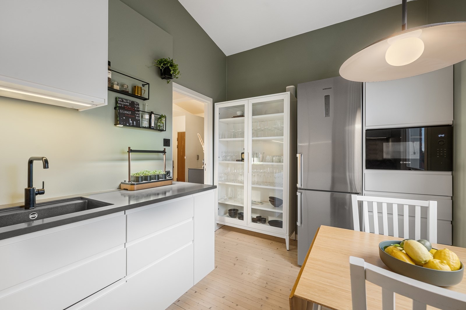 Kjøkkenet er utstyrt med integrert komfyr, induksjonstopp, kjøl/frys, oppvaskmaskin og mikrobølgeovn Galleribilde