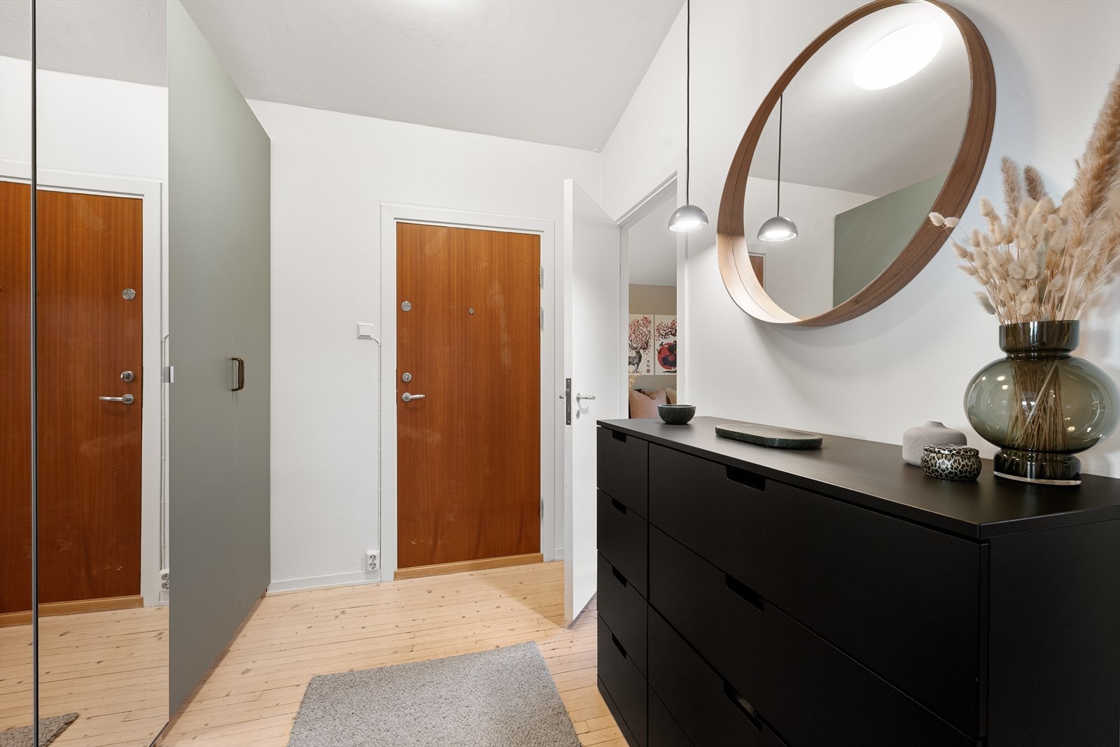 Romslig entré med god plass til yttertøy og sko - Entréen fungerer som et naturlig bindeledd mellom boligens rom Galleribilde