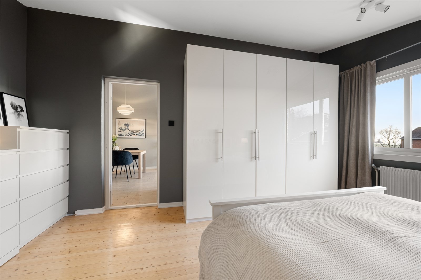 Hovedsoverommet har adkomst fra stuen Galleribilde