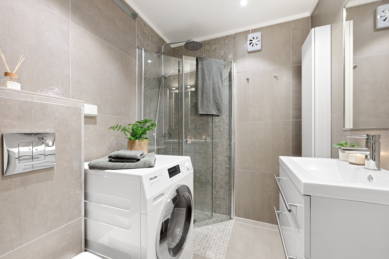 Pent fliselagt bad med gulvvarme Galleribilde