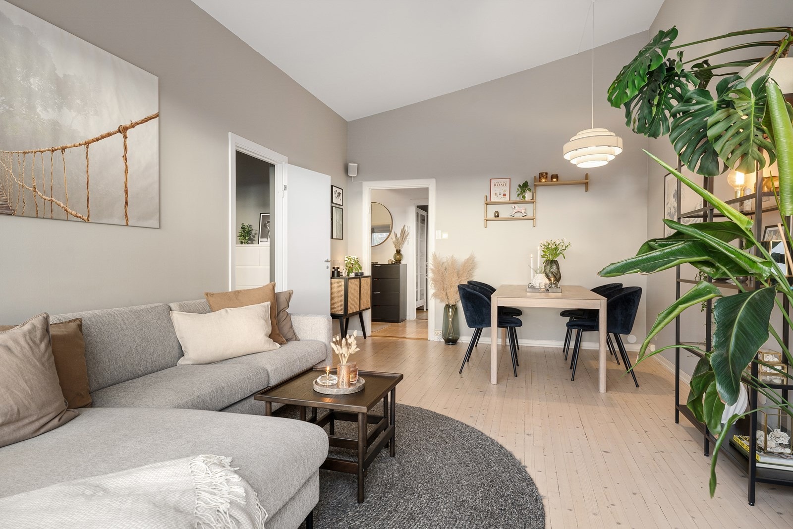 Det er god plass til både sofagruppe og spisebord Galleribilde