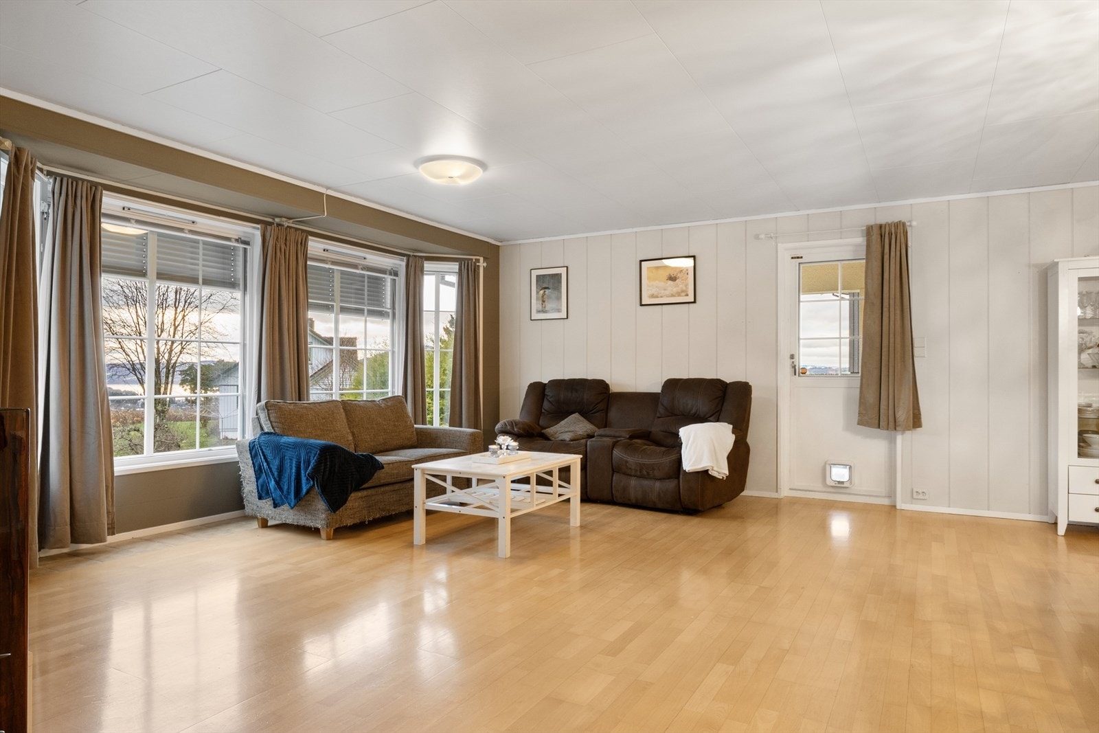 Rommet har ett flott gjennomlys og fin utsikt fra sofakroken. Utgang til overbygget terrasse Galleribilde