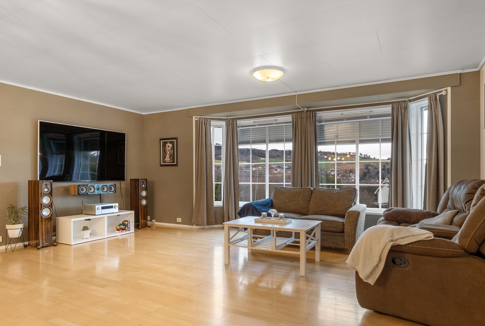 Stor og lun stue med god plass for sofagruppe Galleribilde