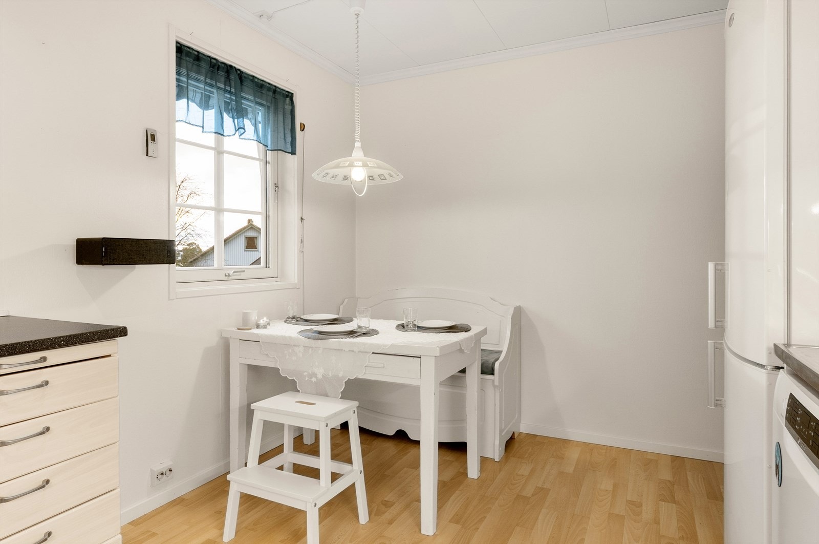 Fin plass for enkelt spisebord eller mulighet å utvide kjøkkeninnredningen Galleribilde