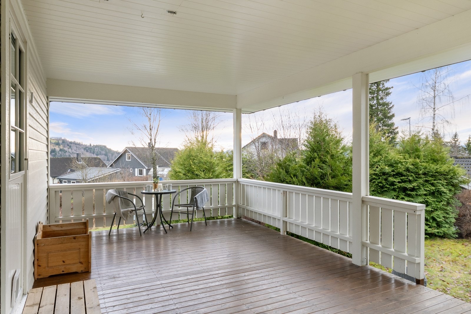 Terrasse på 23 kvm mot vest er overbygget og gir mulighet for utendørs opphold i all slags vær. Galleribilde