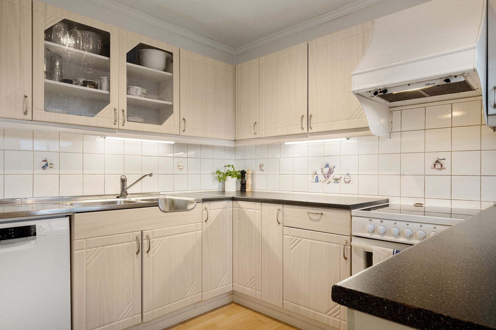 Kjøkkeninnredning er opprinnelig fra byggeår men fornyet på 2000 tallet med laminerte fronter og benkeplate Galleribilde