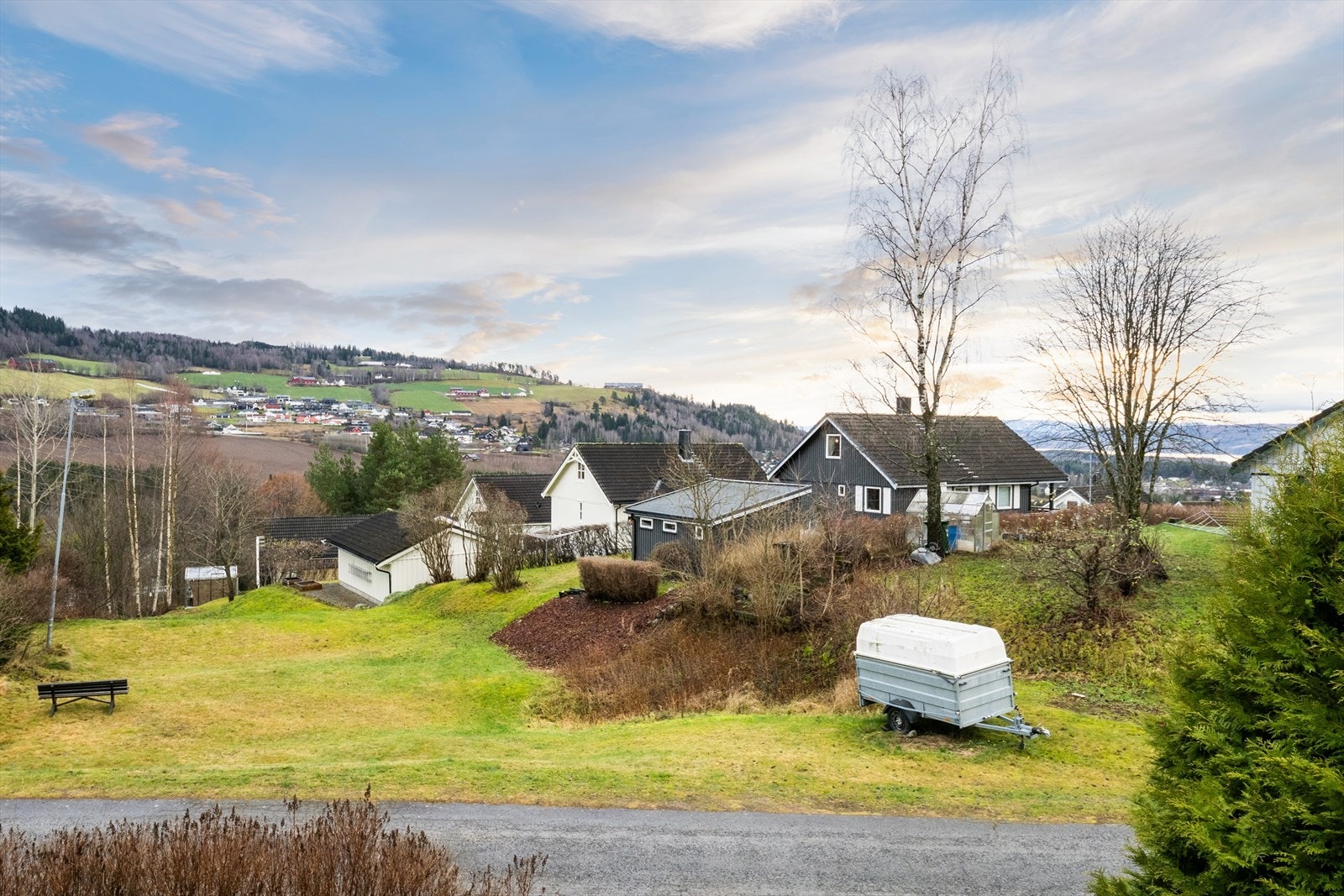 Fra eiendommen nyter du en naturskjønn og landlig utsikt. Det er kort vei til flere flotte helårs tumuligheter Galleribilde