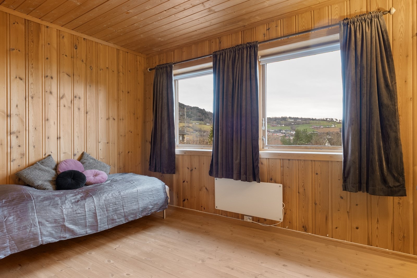 Soverom 3 har inngang fra kjellerstuen. Medfølgende garderobeskap. Galleribilde