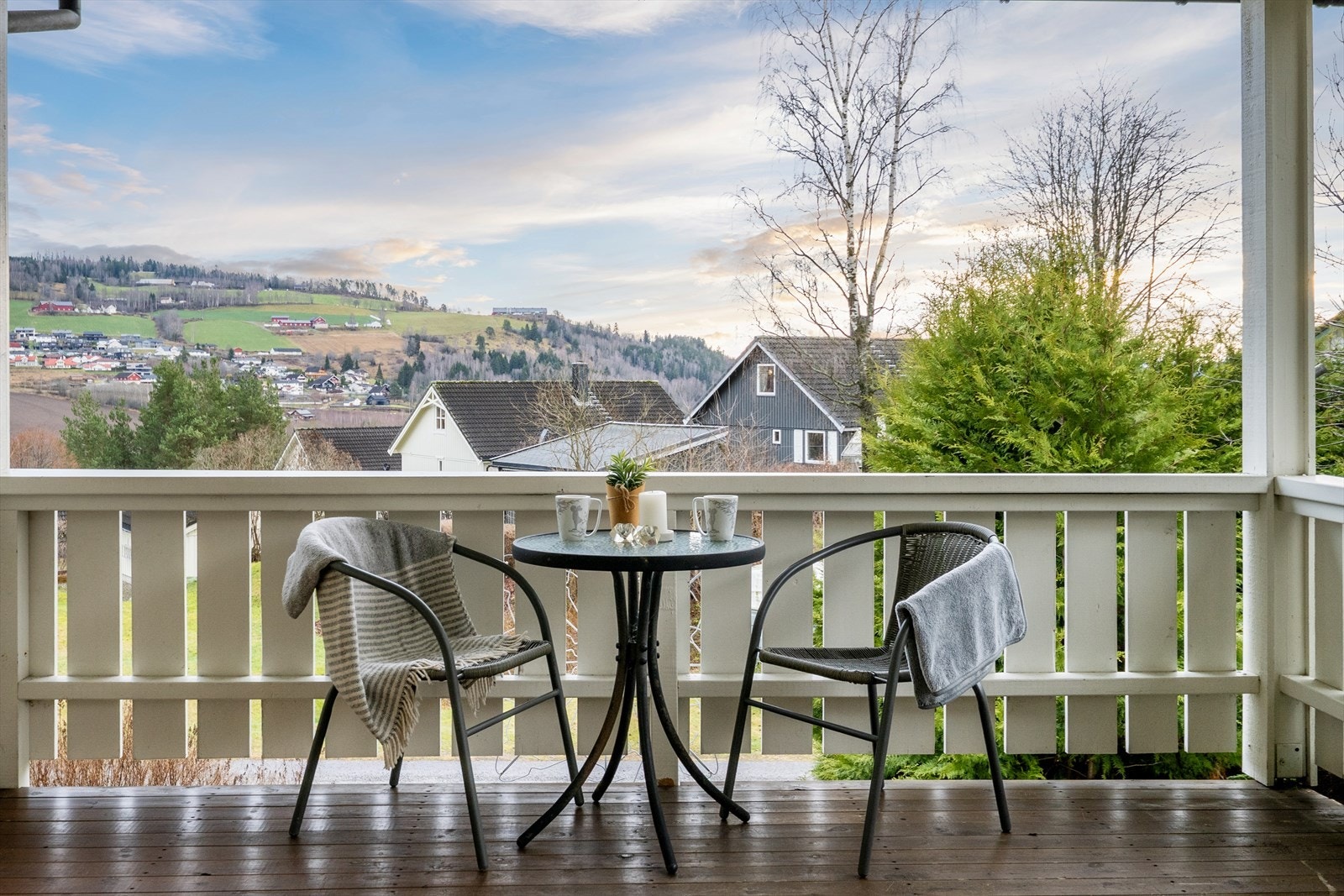 Utsikt mot naturskjønne omgivelser og gode solforhold Galleribilde