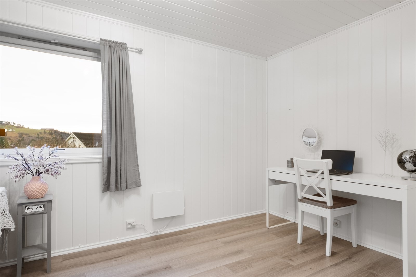 God plass for ønsket innredning med både dobbeltseng og garderobeløsning samt arbeidsplass Galleribilde