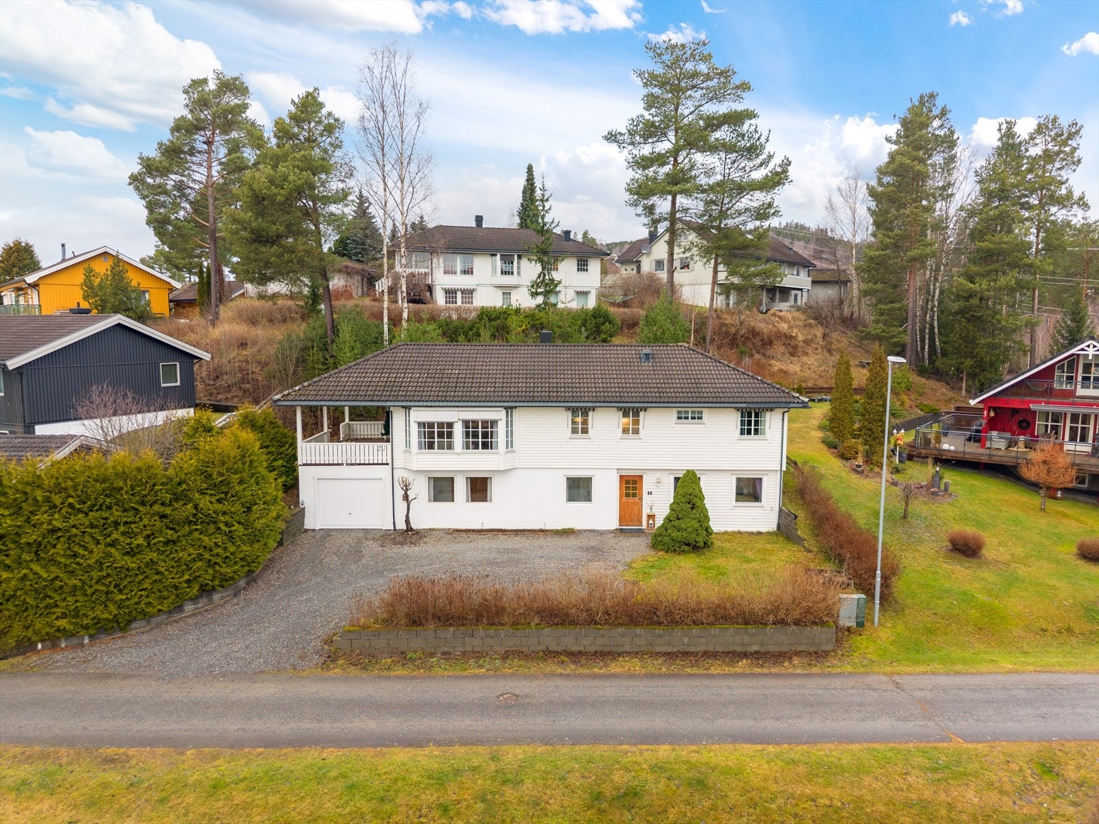 DNB Eiendom v/ Joachim Vågen tlf. 91712768 ønsker deg velkommen til Brattholen 21! Galleribilde