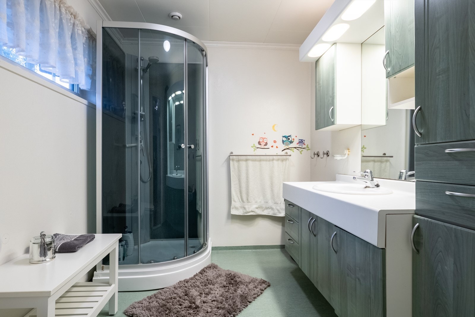 Hovedbadet er fra byggeår og har en fin størrelse og varmekabler i gulv Galleribilde