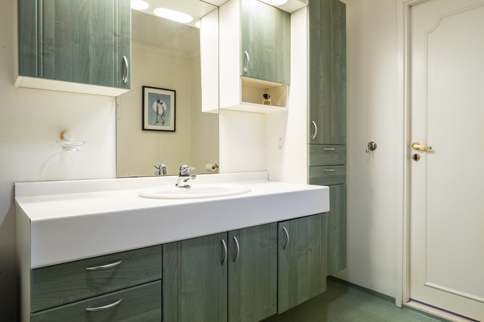 Romslig innredning med servantskap/skuffer og overliggende servant, tilhørende høyskap gir god oppbevaringsplass på badet. Galleribilde