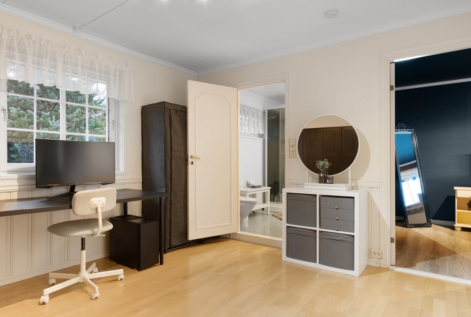 Mellomstuen benyttes idag som kontorplass, her er rom for en liten sofagruppe eller ett flott lekeareal for barna Galleribilde