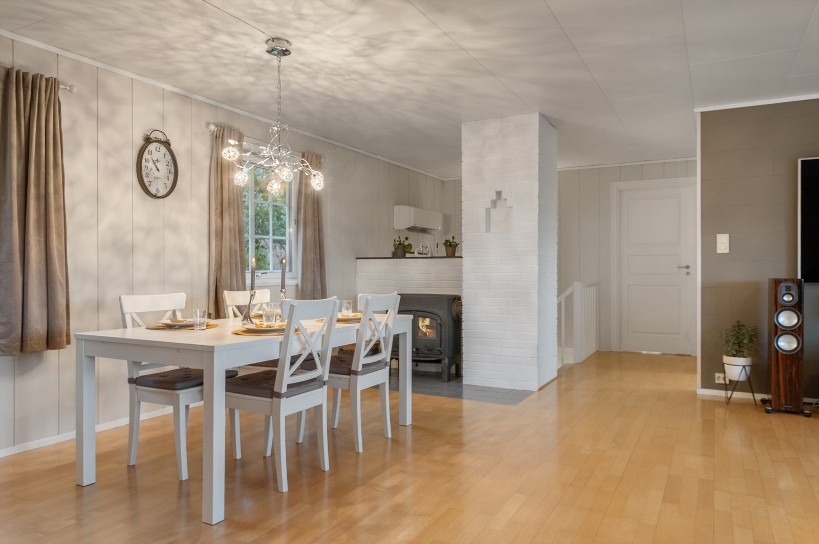 Flott peisovn bidrar til både varme og hygge i rommet Galleribilde