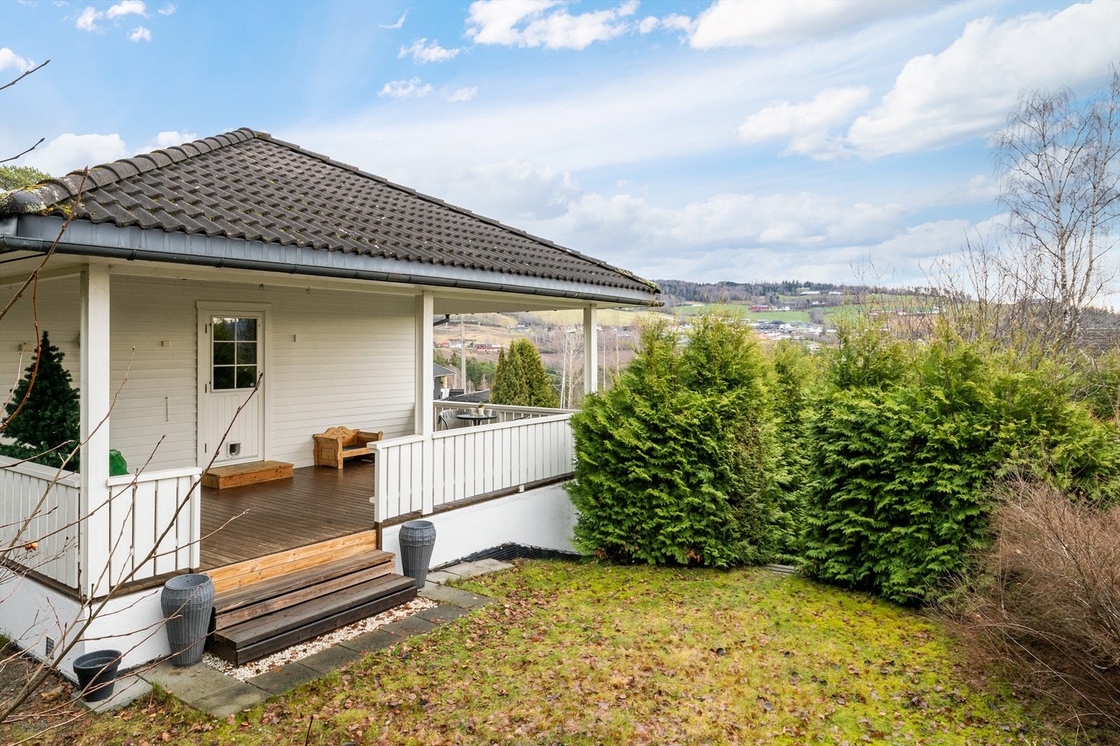 Terrassen er oppført med tak over garasje og har engang til skjermet hage. Fra hagen er trapp ned til oppkjørsel Galleribilde