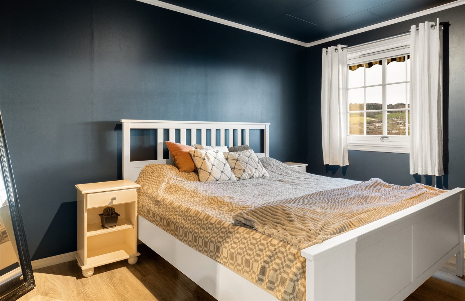 Hovedsoverommet med plass for dobbeltseng og garderobe Galleribilde