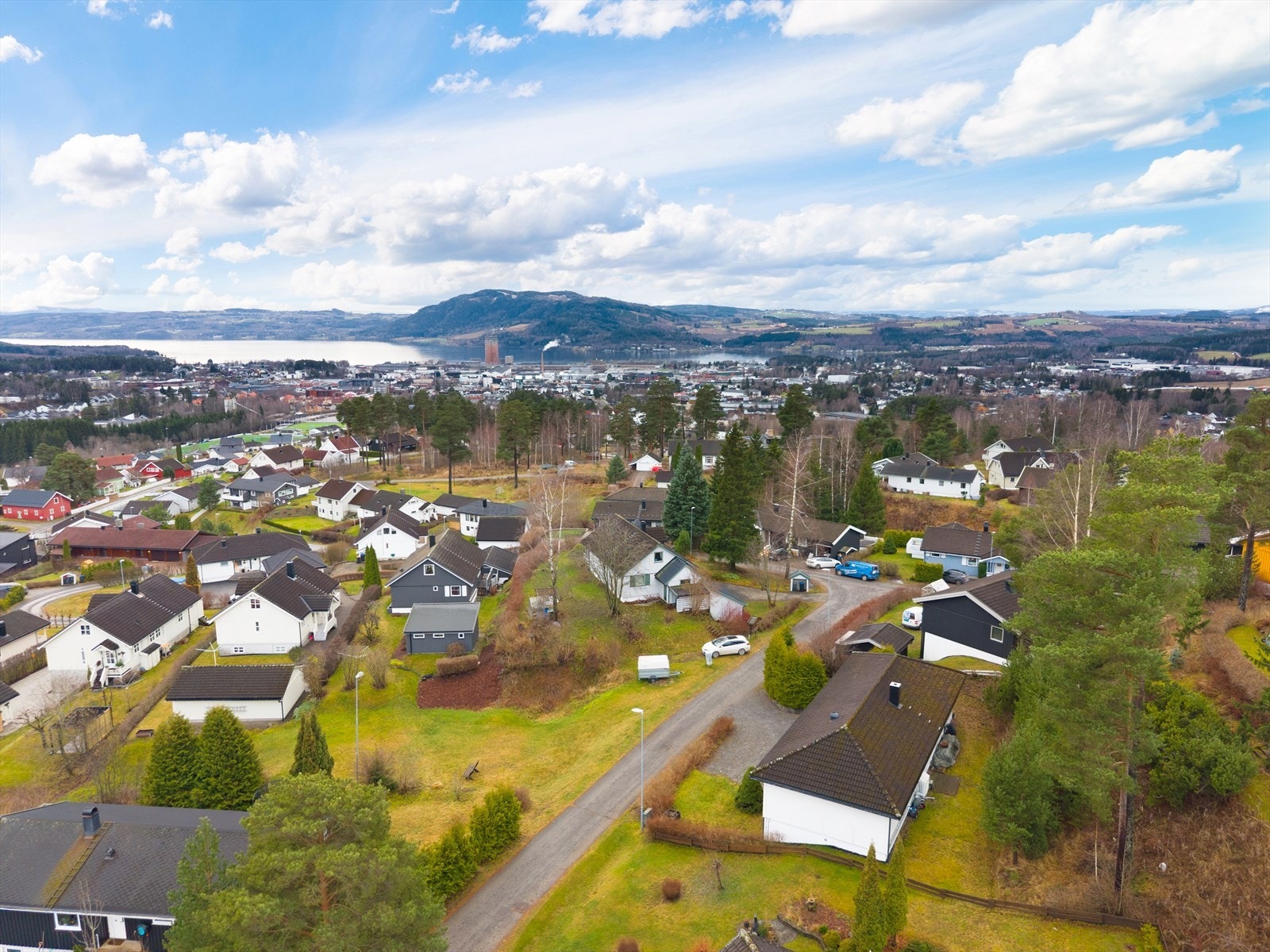 Eiendommen ligger i en blindvei i et rolig og barnevennlig boligfelt kun 2 km fra Brumunddal sentrum Galleribilde