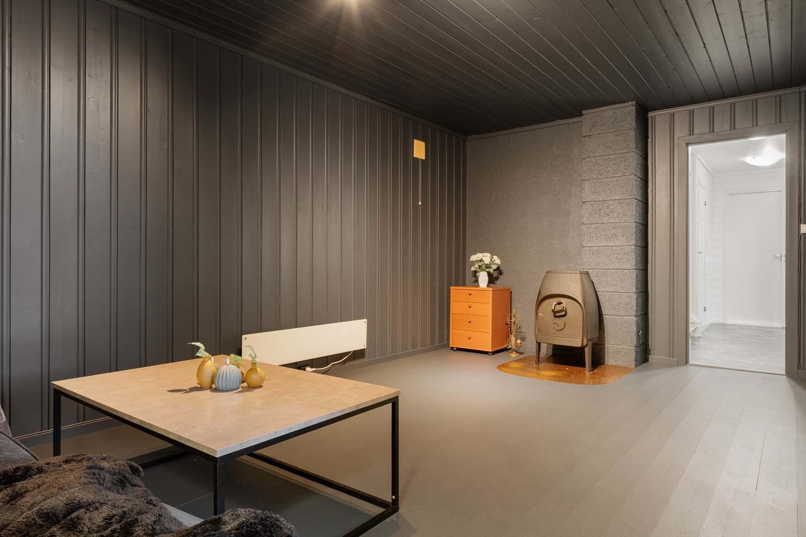 Peisovn (fra byggeår) gir mulighet for ekstra oppvarming i kjellerstuen Galleribilde