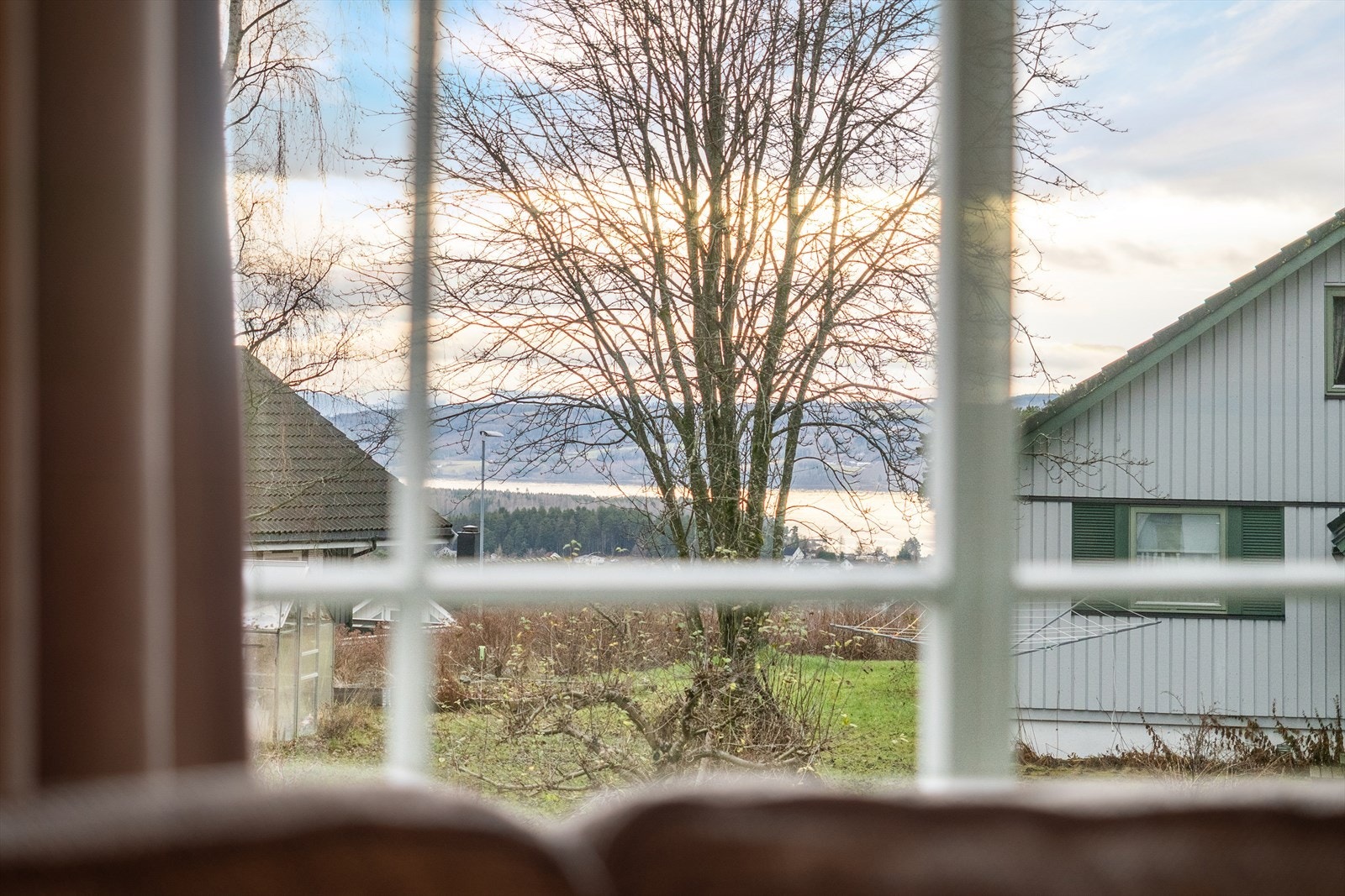 Store vinduer gir utsyn mot hage og omgivelsene Galleribilde