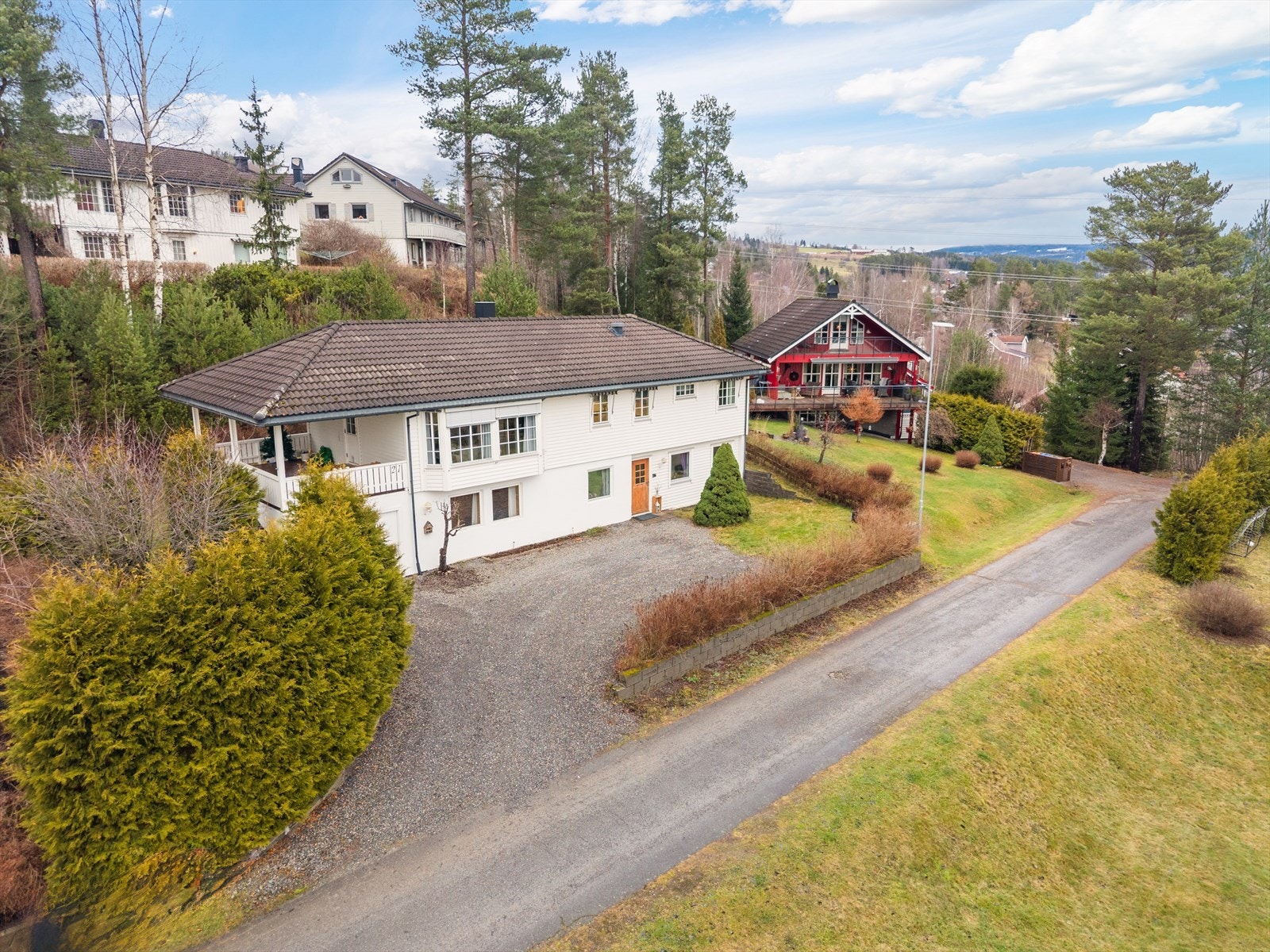 Innholdsrik familiebolig over 2 plan beliggende i blindvei i rolig og attraktivt boligfelt. Galleribilde