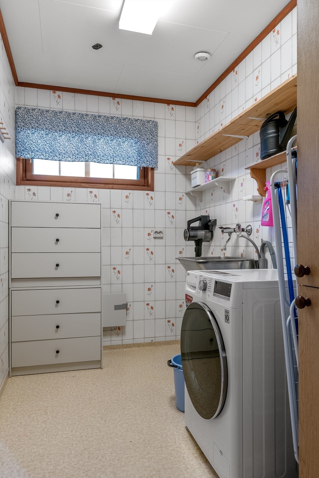 Praktisk separat vaskerom med plass for innredning/oppbevaring. Mekanisk avtrekk sikrer ventilasjon, styrt fra kjøkkenet. Galleribilde