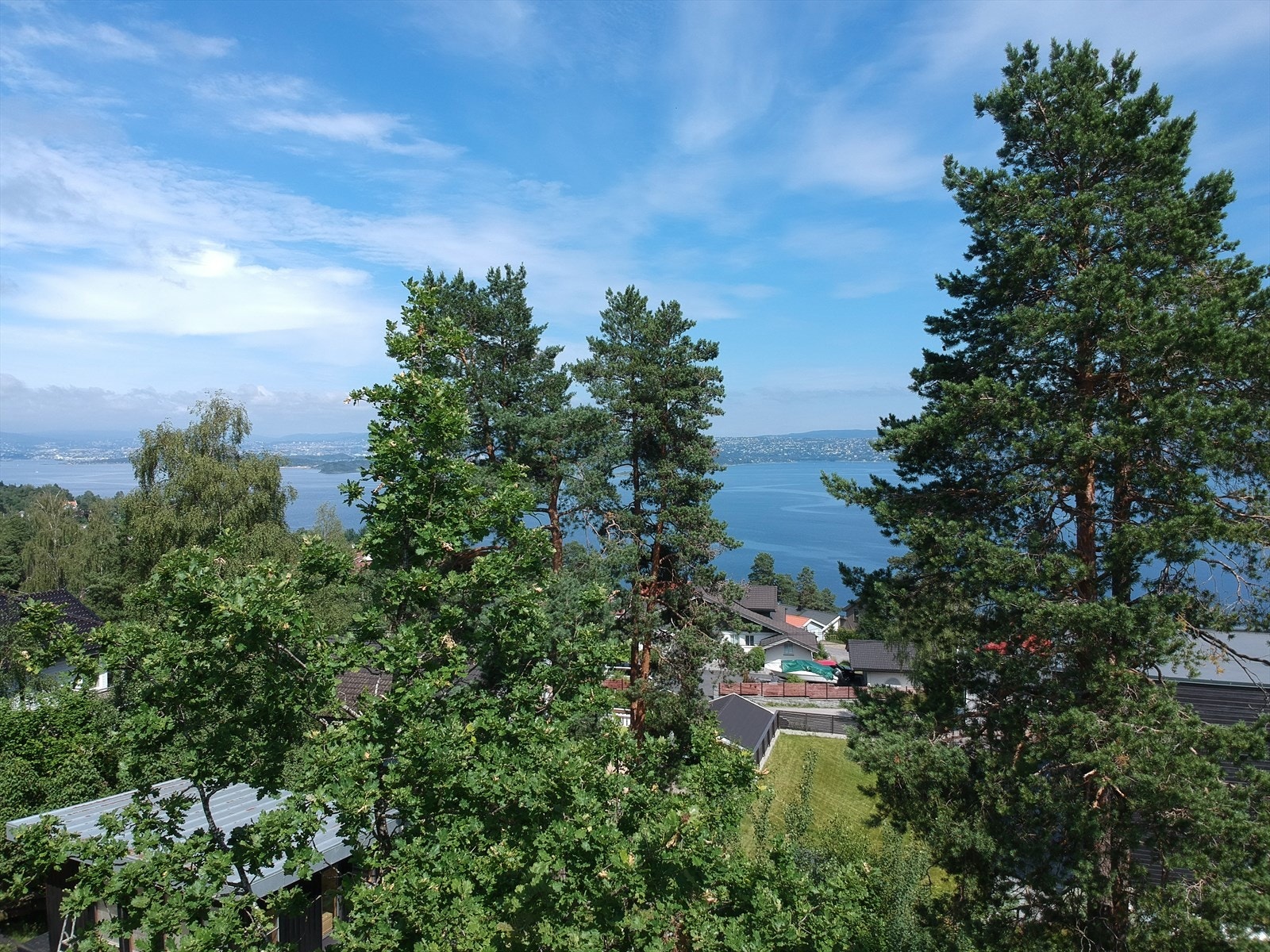 Gangavstand til Fjordvangen brygge og strand. Galleribilde