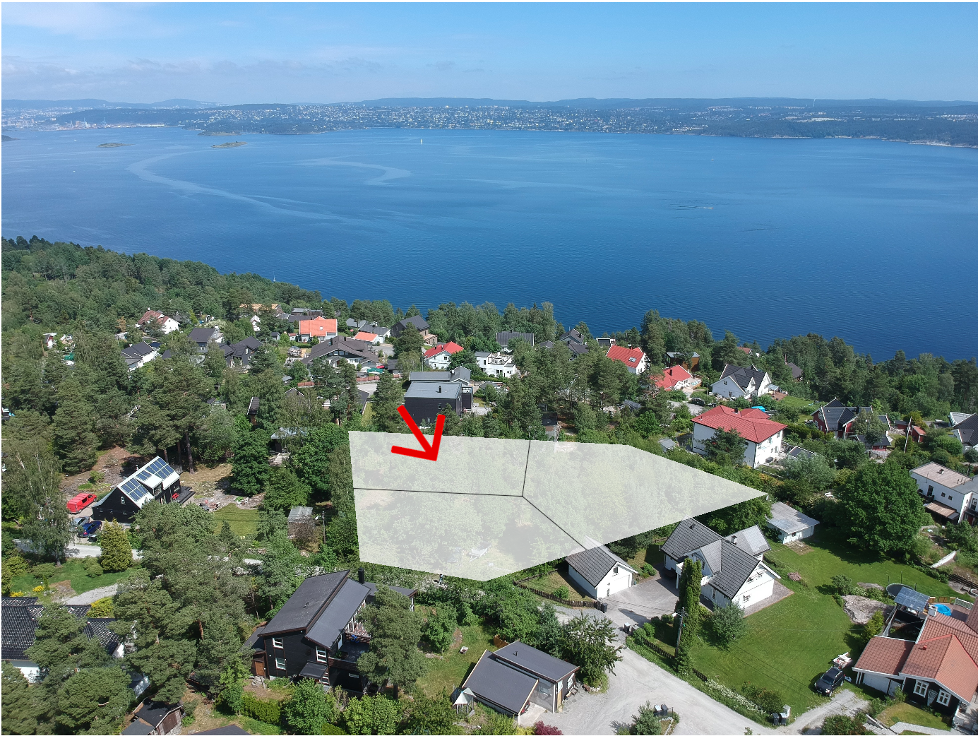 Fantastisk beliggenhet med nærhet til Oslofjorden med utsikt mot sjøen (Eiendommen består av tre fraskilte tomter) Rådyveien 24 markert med rød pil. Galleribilde